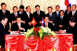 Toàn cảnh lễ ký. (Ảnh: Hoàng Chương/Vietnam+)