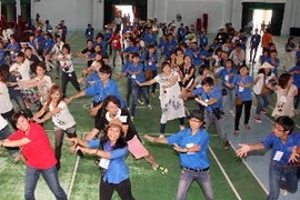 Thanh niên hai nước Việt Nam-Nhật Bản hòa chung điệu nhảy đoàn kết tại buổi giao lưu. (Ảnh: Trần Lê Lâm/TTXVN)