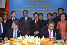 Thống đốc Ngân hàng Nhà nước Nguyễn Văn Bình và Thống đốc Ngân hàng Quốc gia Campuchia Cea Chanto ký Biên bản ghi nhớ. (Ảnh: Trần Chí Hùng/Vietnam+)