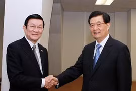 Chủ tịch nước Trương Tấn Sang gặp Tổng Bí thư, Chủ tịch nước CHND Trung Hoa Hồ Cẩm Đào. (Ảnh: Nguyễn Khang/TTXVN)