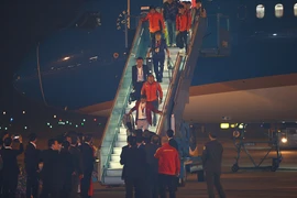 Những hình ảnh đầu tiên khi 2 đội tuyển nữ và U22 Việt Nam xuống sân bay. (Ảnh: Minh Sơn/Vietnam+) 
