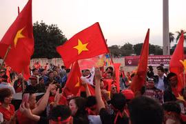 Mỹ Đình đang "cháy" trong tình yêu và niềm cuồng nhiệt của hàng vạn cổ động viên. (Ảnh: Minh Sơn/Vietnam+) 