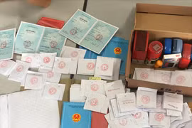 Một số giấy tờ giả bị thu giữ. (Ảnh: PV/Vietnam+) 