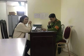 Chị V. khai báo tại trụ sở Công an phường Mỹ Đình 2 (Ảnh: V.H) 