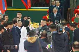 Thu Uyên tặng hoa cho Chủ tịch Triều Tiên Kim Jong-un sáng 26/2 (Ảnh: Doãn Tấn/TTXVN) 