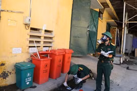 Cán bộ Viện Hóa học Môi trường quân sự (Binh chủng Hóa học) lấy 25 mẫutừ đám cháy ở Công ty Rạng Đông. 