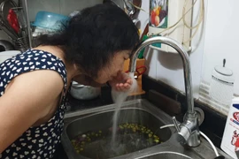 Bà Vũ Thu Hồng không dám sử dụng nước vì mùi hoá chất nồng nặc. (Ảnh: PV/Vietnam+) 