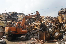 Dọn dẹp hiện trường vụ cháy Rạng Đông sáng 12/9. (Ảnh: PV/Vietnam+) 