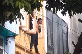 Hà Nội: Giải cứu thanh niên nghi ngáo đá cầm dao cố thủ trên tầng 3