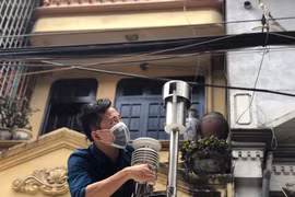 Kết quả đo đạc bước đầu cho thấy: Không khí xung quanh khu vực kho cháy của Rạng Đông an toàn đối với người dân. (Ảnh: Sơn Bách/Vietnam+) 