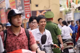 Các thí sinh khá hồ hởi sau khi hoàn thành buổi thi Ngữ văn sáng 25/6 (Ảnh: Hoàng Hiếu/Vietnam+) 
