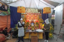 Những bàn thờ lập vội, những tiếng khóc hờ ai oán khiến Kim Lương chìm trong nỗi đau khôn cùng (Ảnh: PV/Vietnam+) 