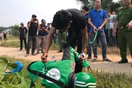 Nghi phạm Giáp tiến hành thực nghiệm hiện trường vụ án. (Ảnh: PV/Vietnam+) 