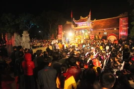 Người dân nô nức dự lễ phát lương Đức Thánh Trần lúc nửa đêm