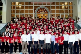 Phó Thủ tướng Vũ Đức Đam chụp ảnh chung với đoàn đại biểu Thủ khoa xuất sắc tốt nghiệp trường Đại học, Học viện trên địa bàn thành phố Hà Nội. (Ảnh: Phạm Kiên/TTXVN)