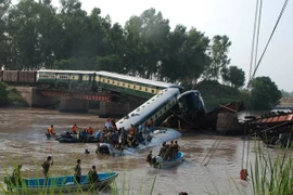 Đoàn tàu chở quân nhân cùng nhiều trang thiết bị quân sự đang đi trên cây cầu bắc qua kênh đào thì bất ngờ cầu sập khiến 4 toa tàu rơi xuống kênh. (Nguồn: THX/TTXVN)