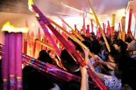 Choáng với cảnh phụ huynh đốt hương cầu con thi đỗ ở Trung Quốc