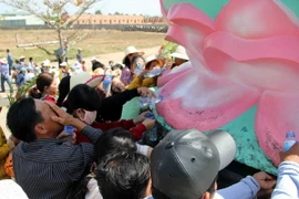 Còn nhiều hình ảnh phản cảm xuất hiện tại các lễ hội đầu Xuân