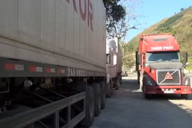 [Video] Quái xế trên các xe container khiến người dân khiếp vía