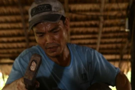 Người thợ chính của lò rèn sẽ hoàn thiện công đoạn rèn sản phẩm (Ảnh Duy Khương/TTXVN)