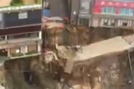 1 tòa nhà lớn bị "nuốt chửng" xuống một hố sâu tại tỉnh Quảng Đông, ở Đông Quan, Trung Quốc.