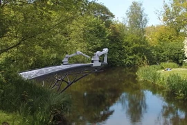 Robot xây cầu trên không bằng công nghệ in 3D. (Nguồn: rt)