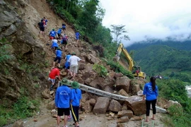 [Photo] Lào Cai: Thanh niên tình nguyện khắc phục hậu quả sạt lở đất