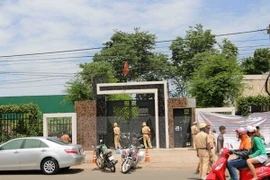 Công an phong tỏa ngôi nhà xảy ra vụ trọng án. (Ảnh: Văn Việt/TTXVN)