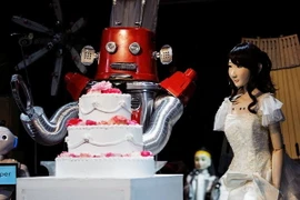 Thiệp mời đám cưới của Frois và Roborin được thiết kế một cách rất đặc biệt với sự xuất hiện của 2 trái tim làm điểm nhấn. (Nguồn: cctvnews)