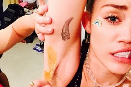 Miley từng khiến cả thế giới sửng sốt với kiểu làm đẹp quái chiêu: nhuộm màu cho lông nách. Giờ đây, cô nàng lại không ngần ngại công bố bức ảnh "dọn dẹp" đống lông màu với gương mặt khá đau đớn.