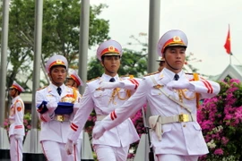 Nghi thức lễ Thượng cờ cờ ASEAN và các nước thành viên nhân kỷ niệm 20 năm Việt Nam gia nhập ASEAN và 48 năm thành lập ASEAN. (Ảnh: Thanh Vũ/TTXVN)