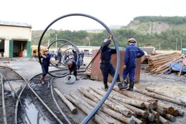 Huy động tất cả các phương tiện máy móc phục vụ việc cứu nạn. (Ảnh: Nguyễn Hoàng/Vietnam+)