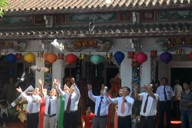 [Video] Hàng nghìn người dân dự lễ hội Điện Trường Bà 2015