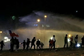 Cổ động viên quá khích tại ChiLê chống lại lực lượng cảnh sát trong lễ ăn mừng chức vô địch Copa America 2015. (Nguồn: REUTERS)