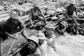 [Photo] Kỷ niệm 56 năm Ngày truyền thống Bộ đội Trường Sơn 