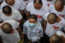 Với mong muốn thể hiện tình yêu thương và để giúp đỡ những người con không may bị mắc phải căn bệnh bạch cầu của mình vượt qua khó khăn, 11 ông bố người Trung Quốc tại tỉnh An Huy đã quyết định tự cạo đầu để khiến những người con của họ không cảm thấy bị 