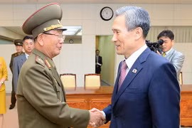 Cố vấn an ninh quốc gia Hàn Quốc Kim Kwan-jin (phải) và Chủ nhiệm Tổng cục chính trị quân đội Triều Tiên Hwang Pyong-so sau khi kết thúc đàm phán. (Nguồn: AFP/TTXVN)