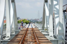Cầu đường sắt Bình Lợi mới. (Ảnh: Tiến Lực/TTXVN)
