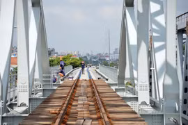 Cầu đường sắt Bình Lợi mới. (Ảnh: Tiến Lực/TTXVN)