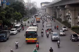 Sẽ có khoảng 30 tuyến xe buýt được tổ chức lại để tăng cường kết nối với 12 nhà ga của tuyến đường sắt Cát Linh-Hà Đông. (Ảnh: Huy Hùng/TTXVN)