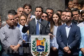 Thủ lĩnh phe đối lập Juan Guaido (giữa, phía trước), người tự phong là “Tổng thống lâm thời” phát biểu trong cuộc biểu tình của đám đông ủng hộ lực lượng đối lập tại Chacao, phía Đông thủ đô Caracas ngày 25/1/2019. (Ảnh: AFP/TTXVN)