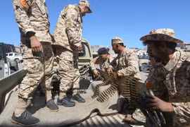Lực lượng ủng hộ Chính phủ Libya giao tranh với các tay súng từ miền Đông tại Tripoli ngày 8/4/2019. (Ảnh: AFP/TTXVN)