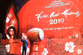 Tổng Bí thư, Chủ tịch nước Nguyễn Phú Trọng đánh trống khai mạc chương trình Xuân Quê hương 2019. (Ảnh: Trí Dũng/TTXVN)