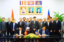 Phó Thủ tướng, Bộ trưởng Ngoại giao Phạm Bình Minh và Phó Thủ tướng, Bộ trưởng Bộ Ngoại giao và Hợp tác quốc tế Campuchia Prak Sokhonn ký kết văn kiện của Kỳ họp. (Ảnh: Minh Hưng/TTXVN)