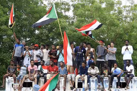 Người dân Sudan vui mừng sau khi của Hội đồng quân sự chuyển tiếp tại Sudan (TMC) và Liên minh tự do và thay đổi (FFC) đạt thỏa thuận về tuyên bố Hiến pháp, tại Khartoum ngày 3/8/2019. (Ảnh: THX/TTXVN)