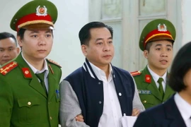 Cảnh sát dẫn giải bị cáo Phan Văn Anh Vũ. (Ảnh: Doãn Tấn/TTXVN)