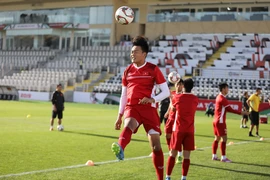 Các tuyển thủ tập làm quen sân Al Nahyan. (Ảnh: Hoàng Linh/TTXVN)