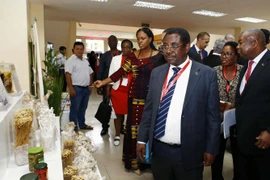 Các đại sứ, đại biện, đại diện đại sứ quán các nước Trung Đông-châu Phi tham quan các sản phẩm trưng bày tại hội thảo. (Ảnh: Văn Điệp/TTXVN)