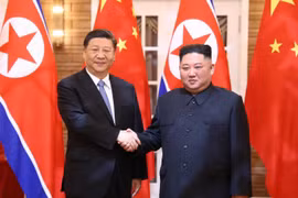 Nhà lãnh đạo Triều Tiên Kim Jong-un (phải) và Chủ tịch Trung Quốc Tập Cận Bình trước cuộc hội đàm tại Bình Nhưỡng ngày 20/6/2019. (Ảnh: THX/TTXVN)