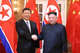 Nhà lãnh đạo Triều Tiên Kim Jong-un (phải) và Chủ tịch Trung Quốc Tập Cận Bình trước cuộc hội đàm tại Bình Nhưỡng ngày 20/6/2019. (Ảnh: THX/TTXVN)